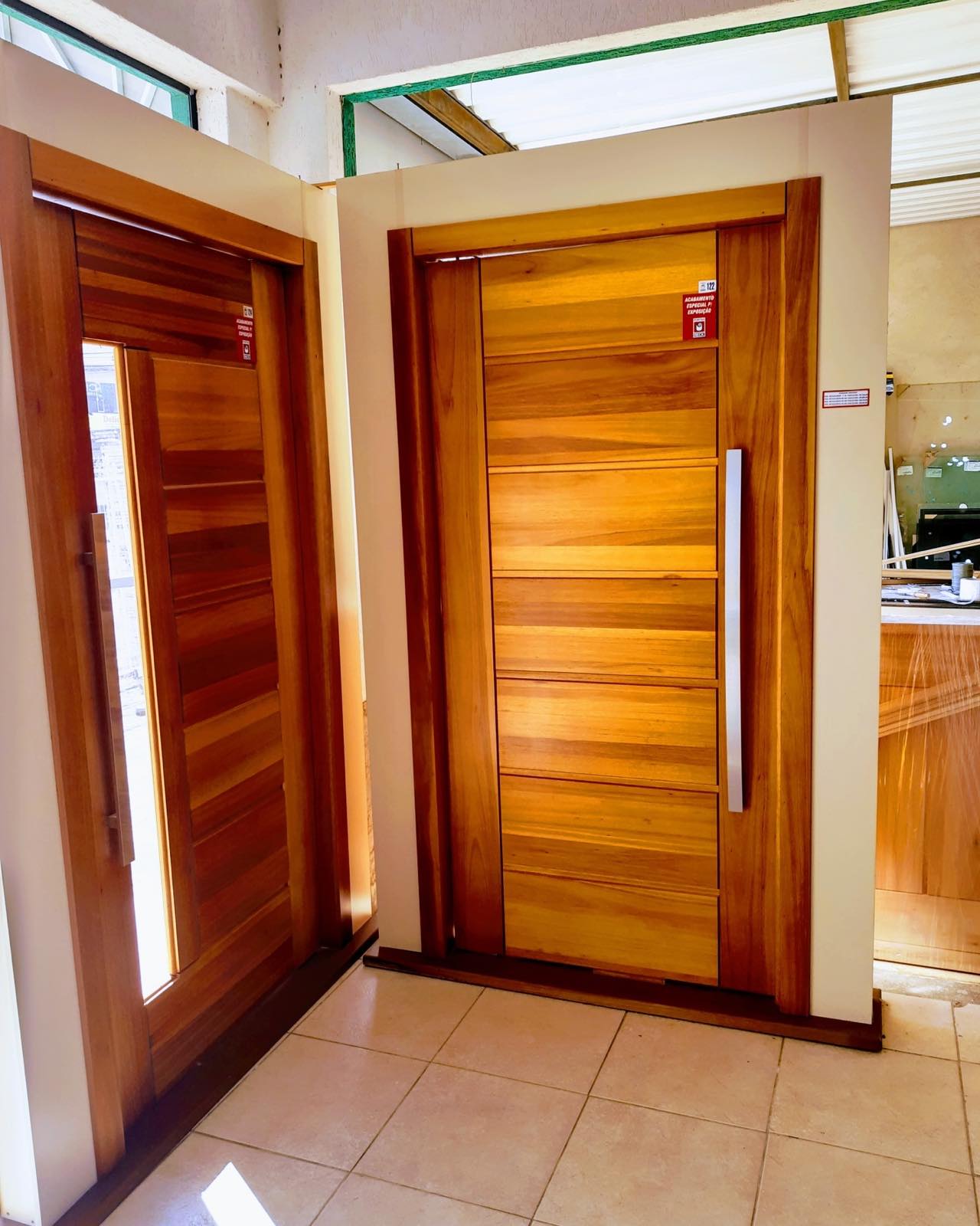 Porta pivotante de madeira maciça em showroom