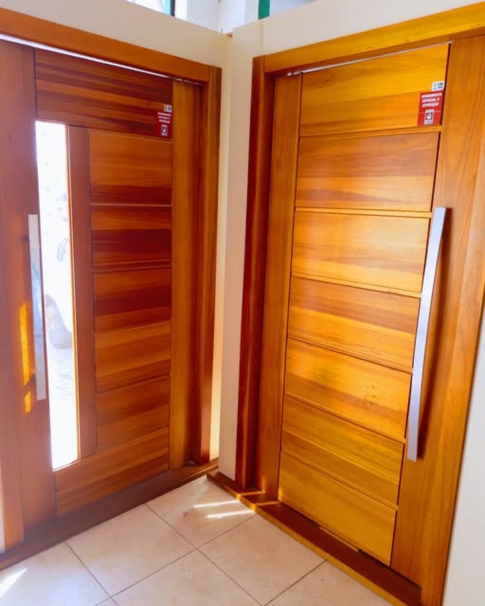 Duas portas pivotantes de madeira no showroom da loja